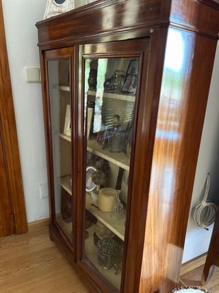 Vitrina Antigua  madera, baldas tapizadas