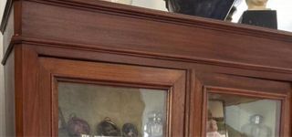 Vitrina Antigua  madera, baldas tapizadas