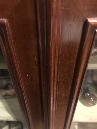 Vitrina Antigua  madera, baldas tapizadas