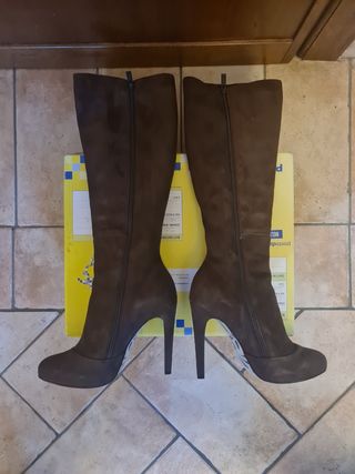 Stivali scamosciati testa moro