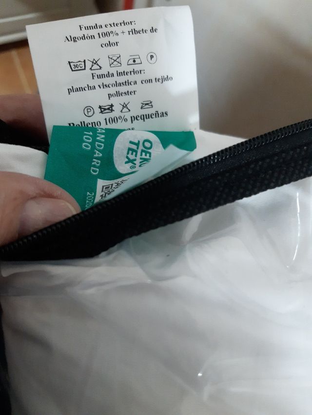 Almohada viscoelástica y plumas