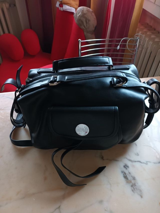 Borsa nera a tracolla.