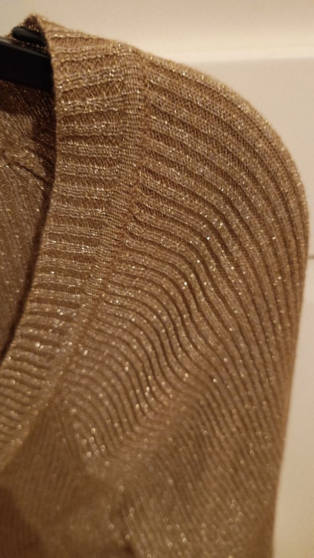 Vendo chaqueta de punto dorada