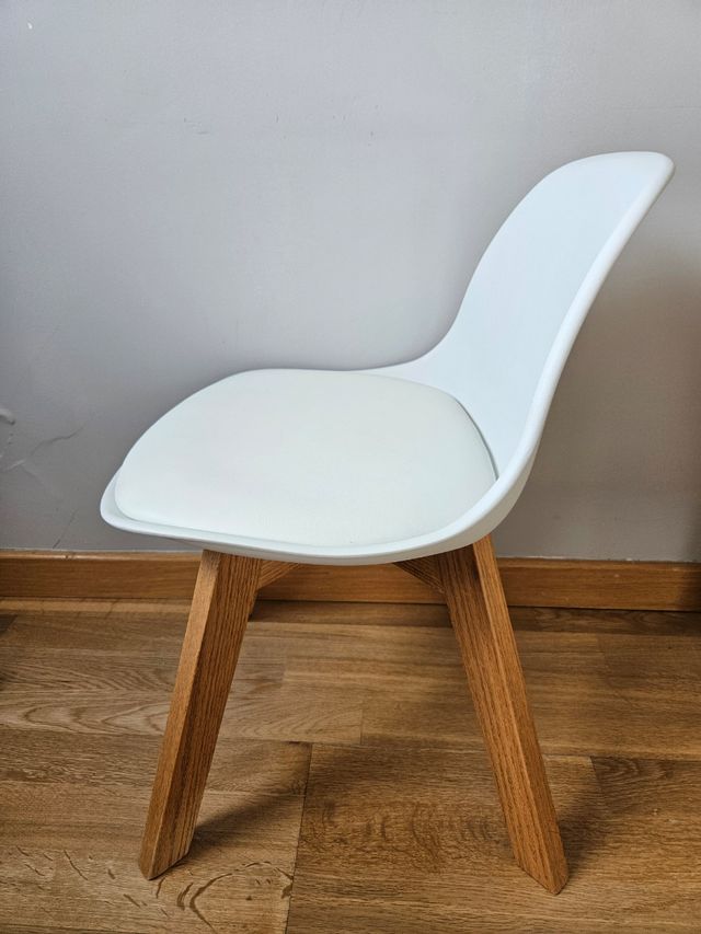 Silla infantil blanca en perfecto estado