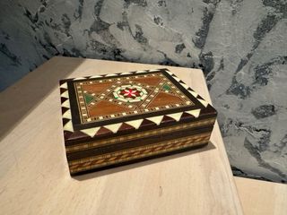 Scatola in legno intarsiato. Laccata