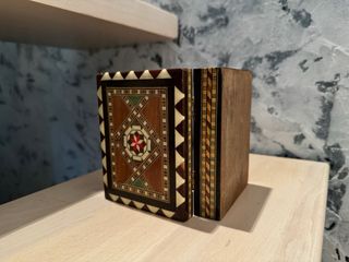 Scatola in legno intarsiato. Laccata