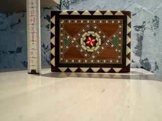 Scatola in legno intarsiato. Laccata