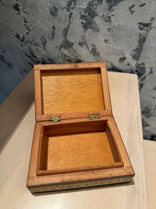 Scatola in legno intarsiato. Laccata