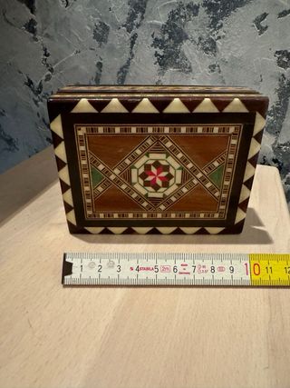 Scatola in legno intarsiato. Laccata
