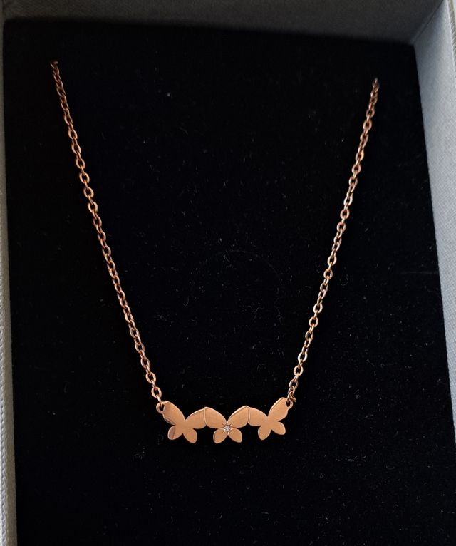 Collana con tre farfalle