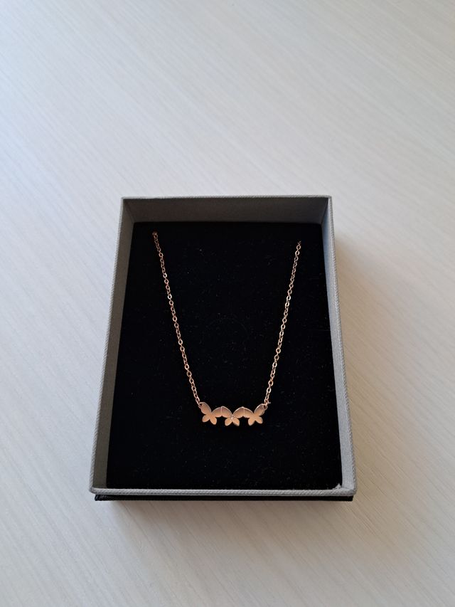 Collana con tre farfalle