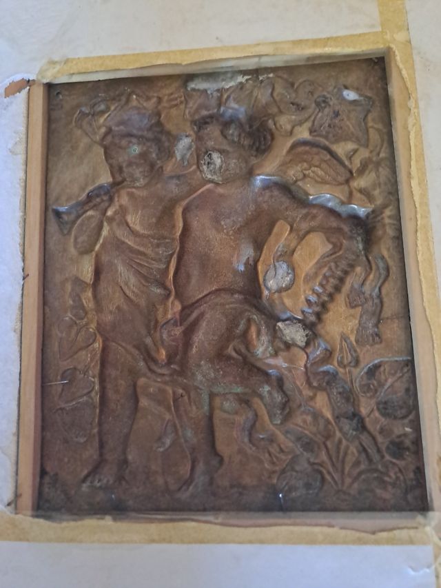 Sbalzo in rame e ottone stile barocco.