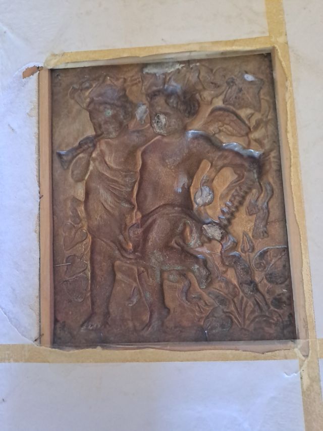 Sbalzo in rame e ottone stile barocco.