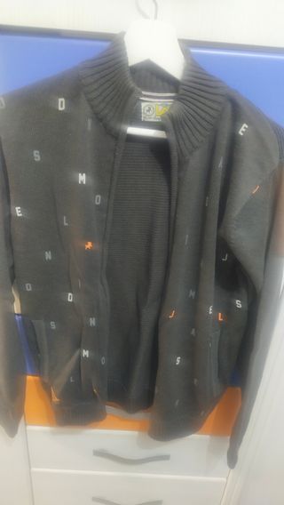 Chaqueta gris nueva con etiqueta 