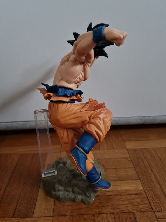 Goku figure