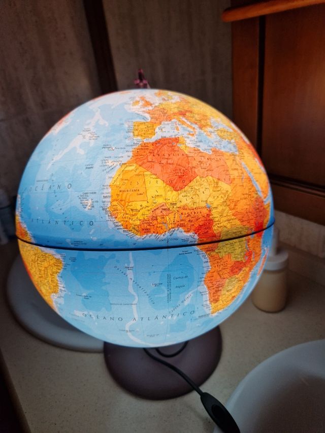 Globo terráqueo del mundo con luz