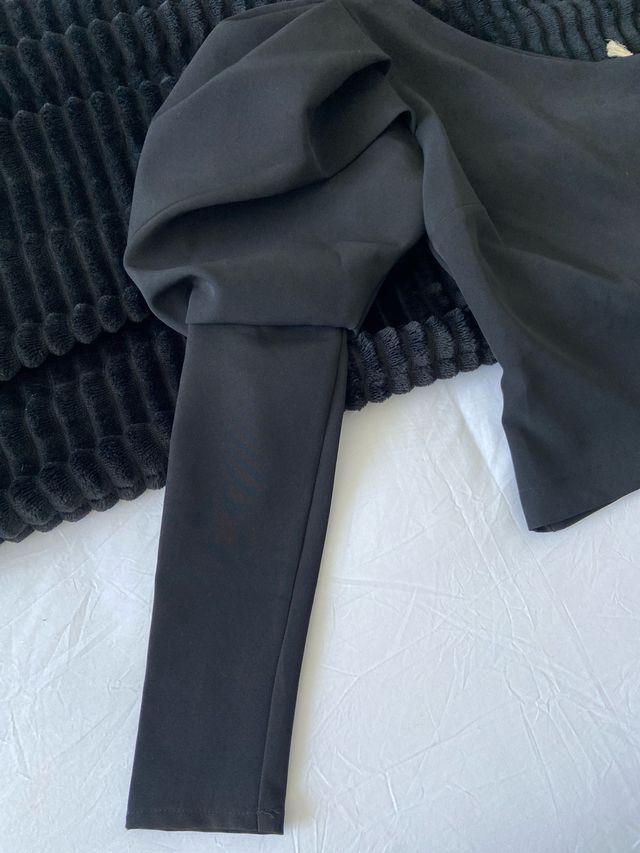 Top negro asimétrico