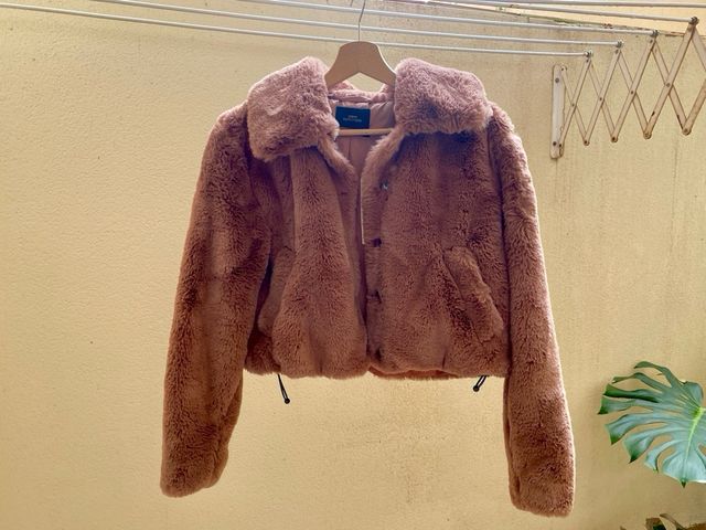 Chaqueta Urban Outfitters pelo falso rosa palo