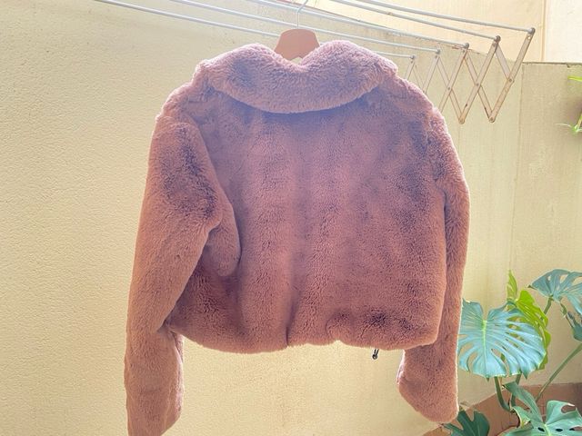 Chaqueta Urban Outfitters pelo falso rosa palo