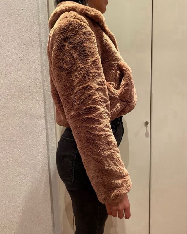 Chaqueta Urban Outfitters pelo falso rosa palo