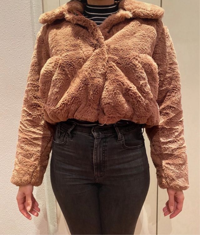 Chaqueta Urban Outfitters pelo falso rosa palo