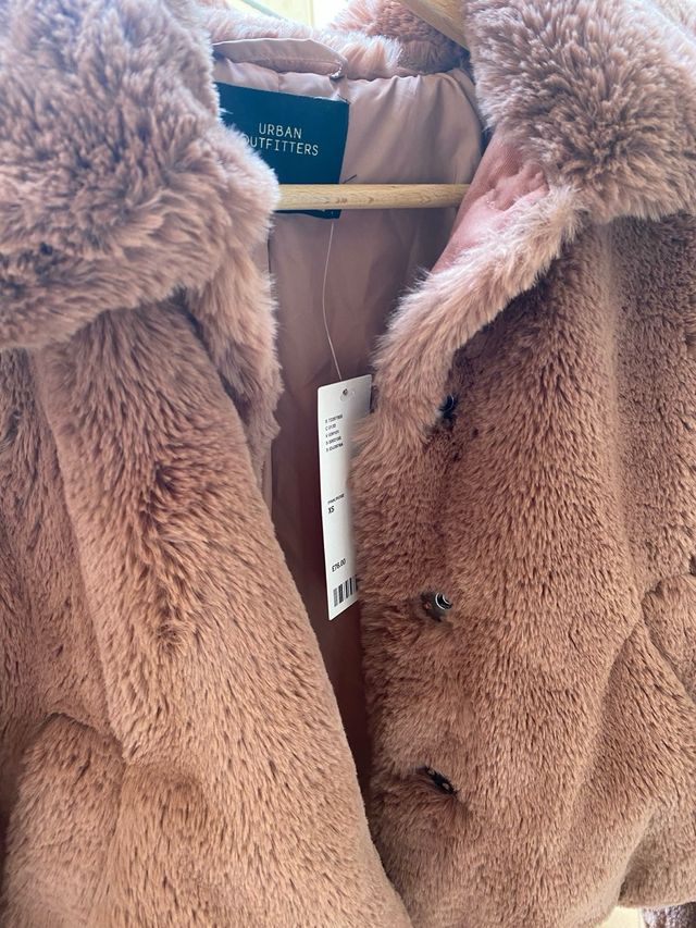 Chaqueta Urban Outfitters pelo falso rosa palo