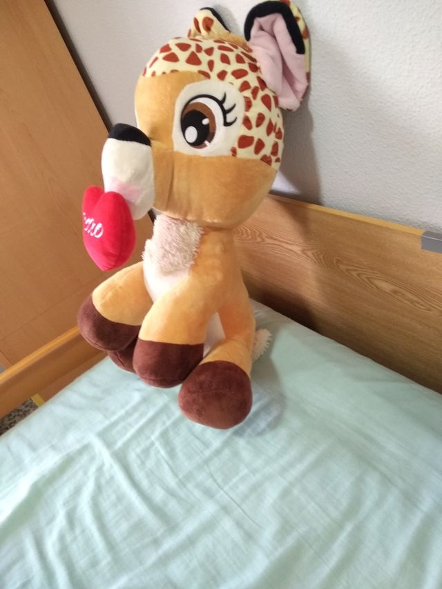Se vende cervatillo de peluche bamby .