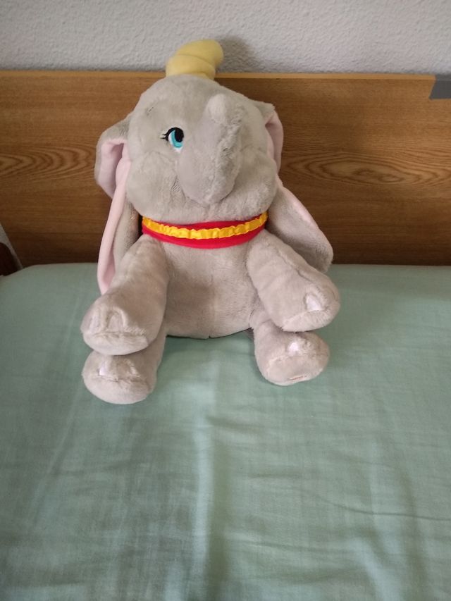 Se vende peluche disney Dumbo .