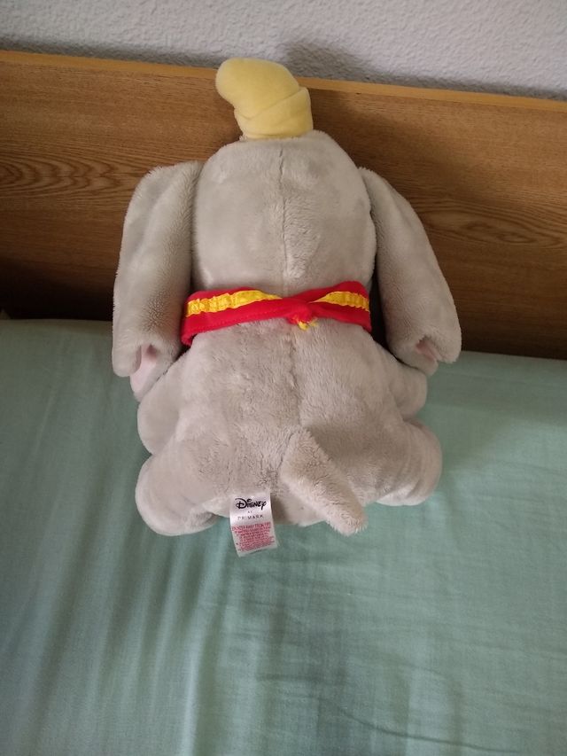 Se vende peluche disney Dumbo .