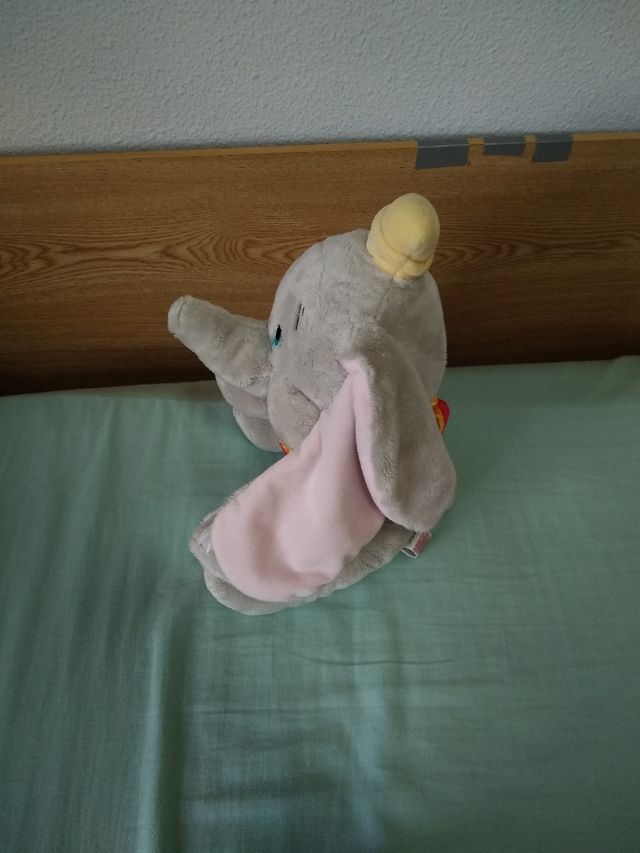Se vende peluche disney Dumbo .