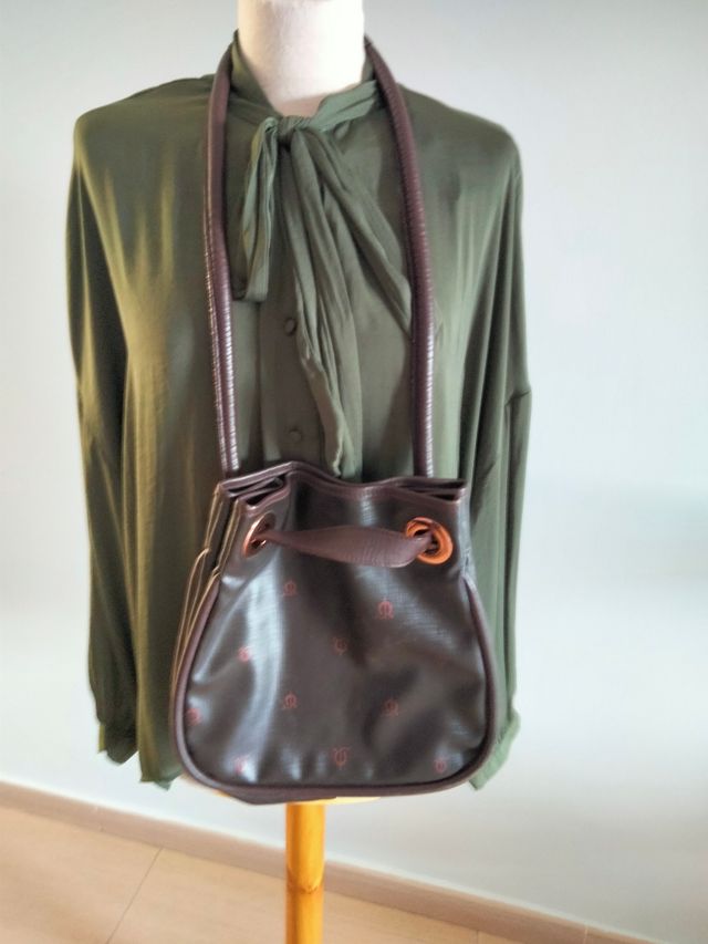 Preciosa camisa más bolsito 