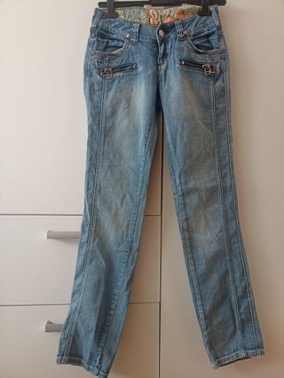 Vaqueros vintage con el símbolo de la mujer