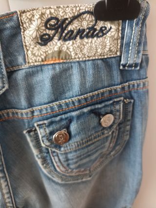 Vaqueros vintage con el símbolo de la mujer