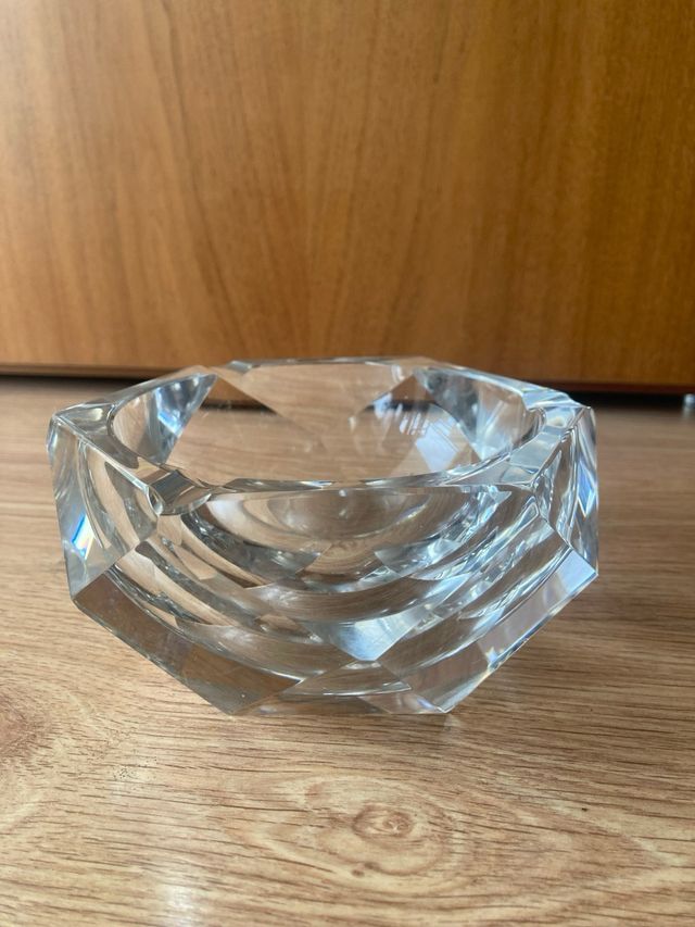 Cenicero antiguo de vidrio en forma de hexágono.