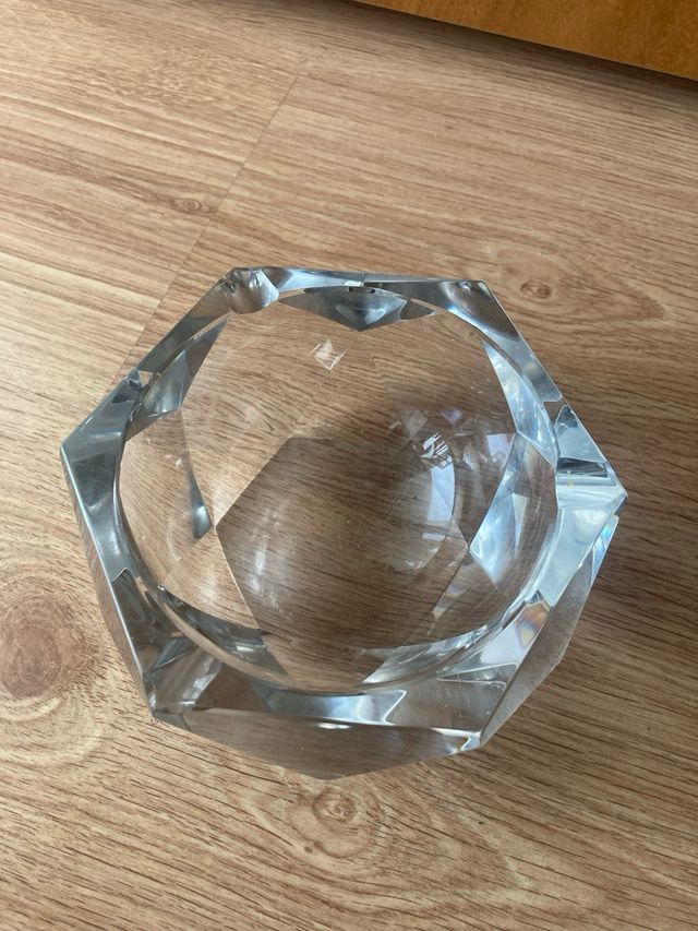 Cenicero antiguo de vidrio en forma de hexágono.