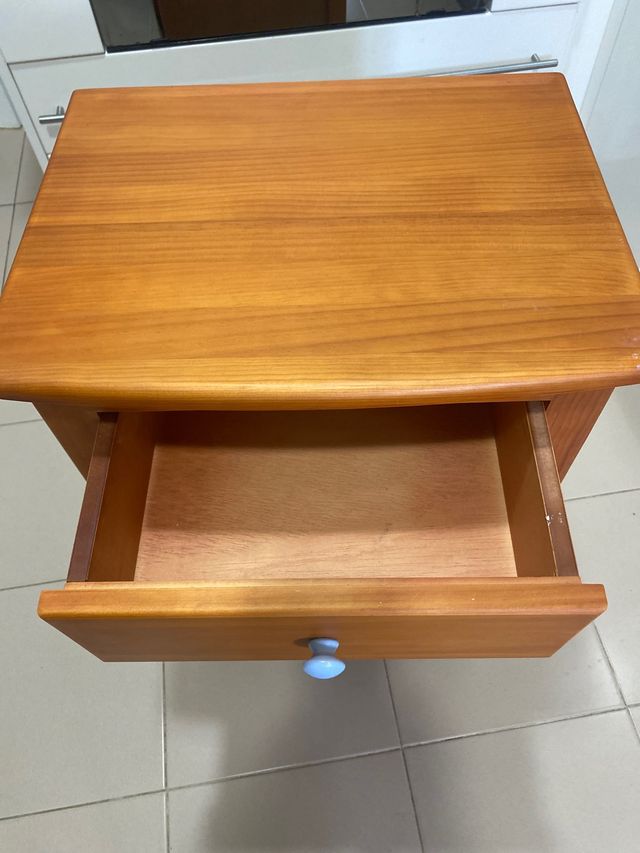 Mesita de noche, pino