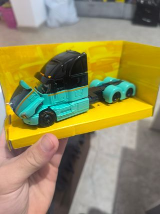 Cabeza tractora Mack a escala 1/64