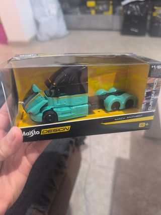 Cabeza tractora Mack a escala 1/64