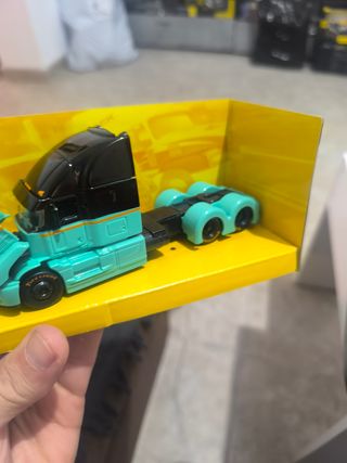 Cabeza tractora Mack a escala 1/64