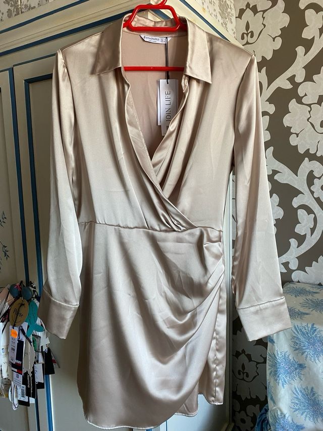 Vestido corto cóctel dorado Stradivarius