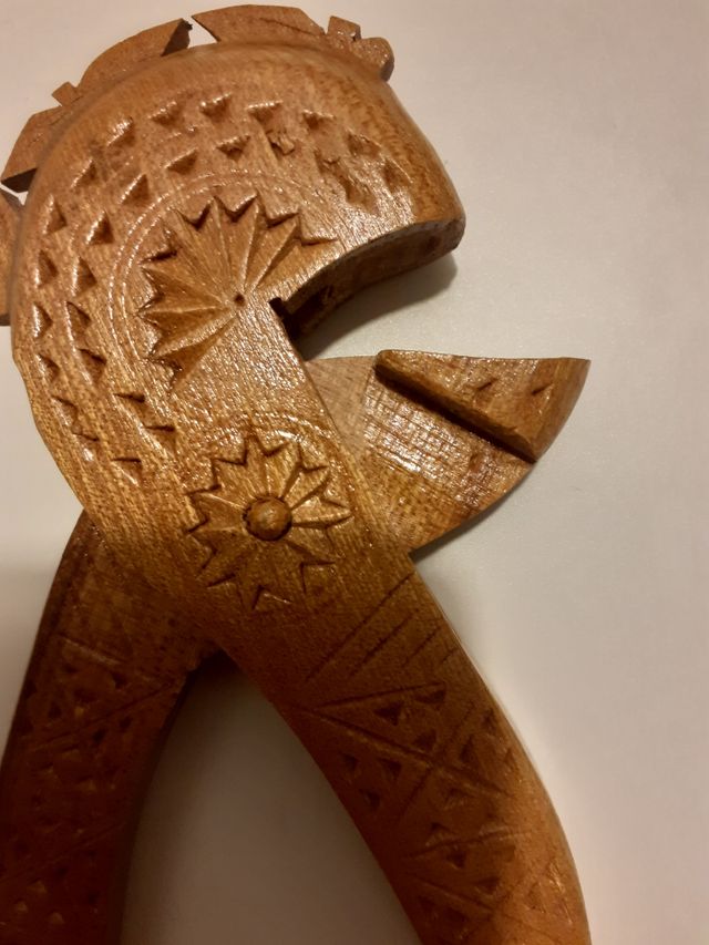 Schiaccianoci in legno intarsiato 