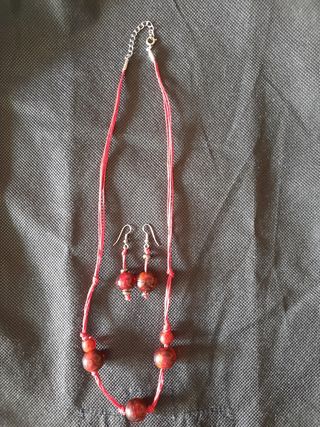 COQUELET. Collar y pendientes rojos.