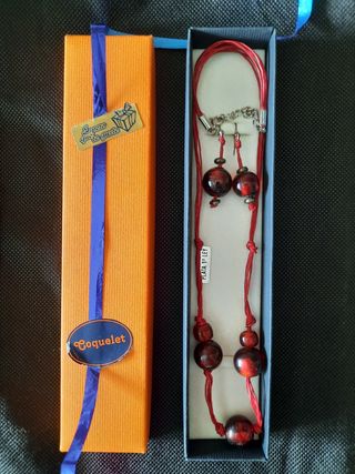 COQUELET. Collar y pendientes rojos.
