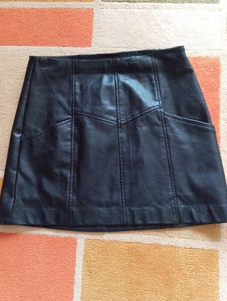 Falda efecto piel Stradivarius 