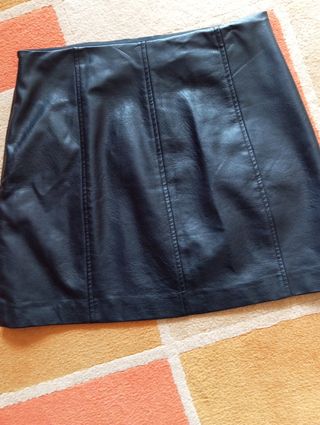 Falda efecto piel Stradivarius 