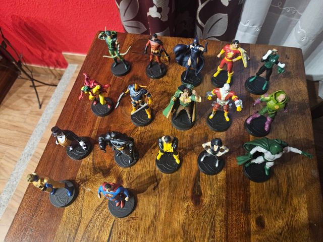 Colección de super héroes de metal