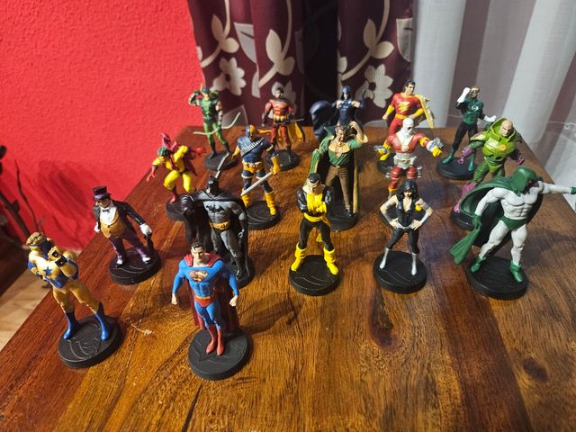 Colección de super héroes de metal