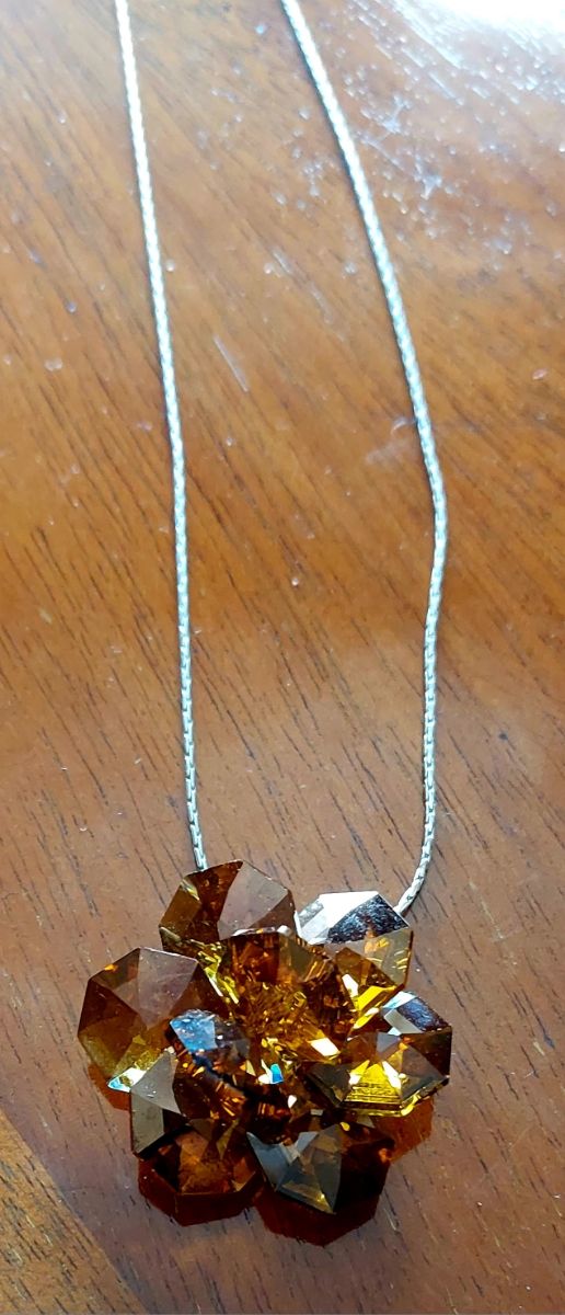 Collana con pietra di cristallo marrone