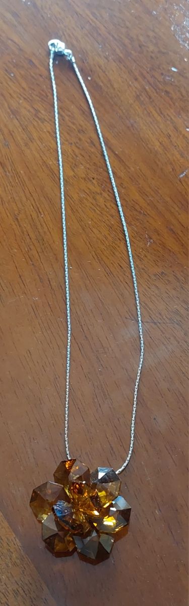 Collana con pietra di cristallo marrone