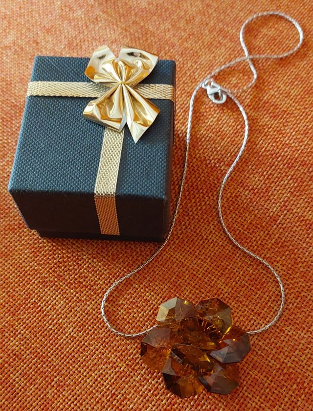 Collana con pietra di cristallo marrone